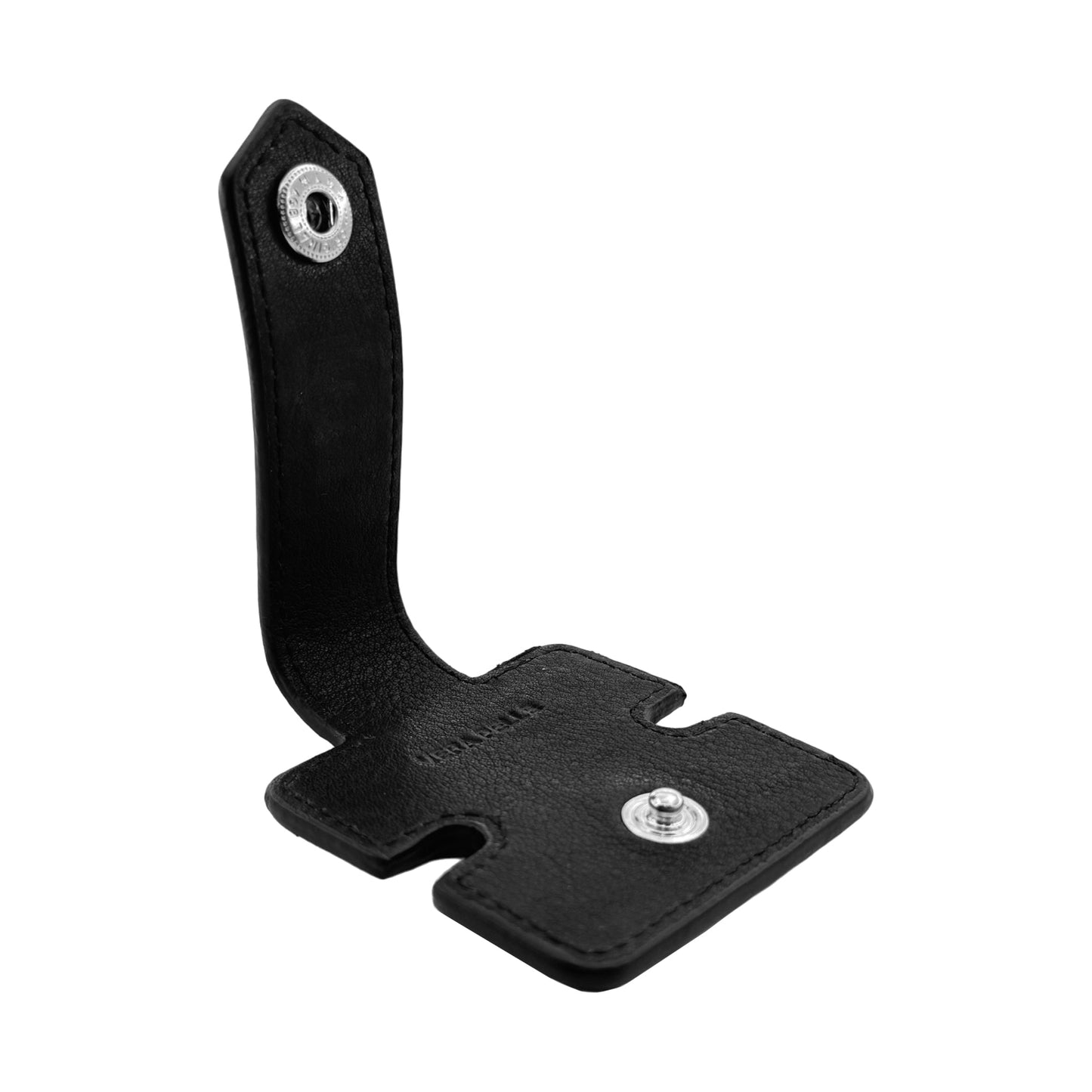K0019AB | Tambur de cablu din piele naturală cu granulație ușoară. Culoare neagră. Închidere cu nasturi cu capse. Dimensiuni când este închis: 6x6x1 cm. Ambalare: Cutie cadou cu fund rigid/capac