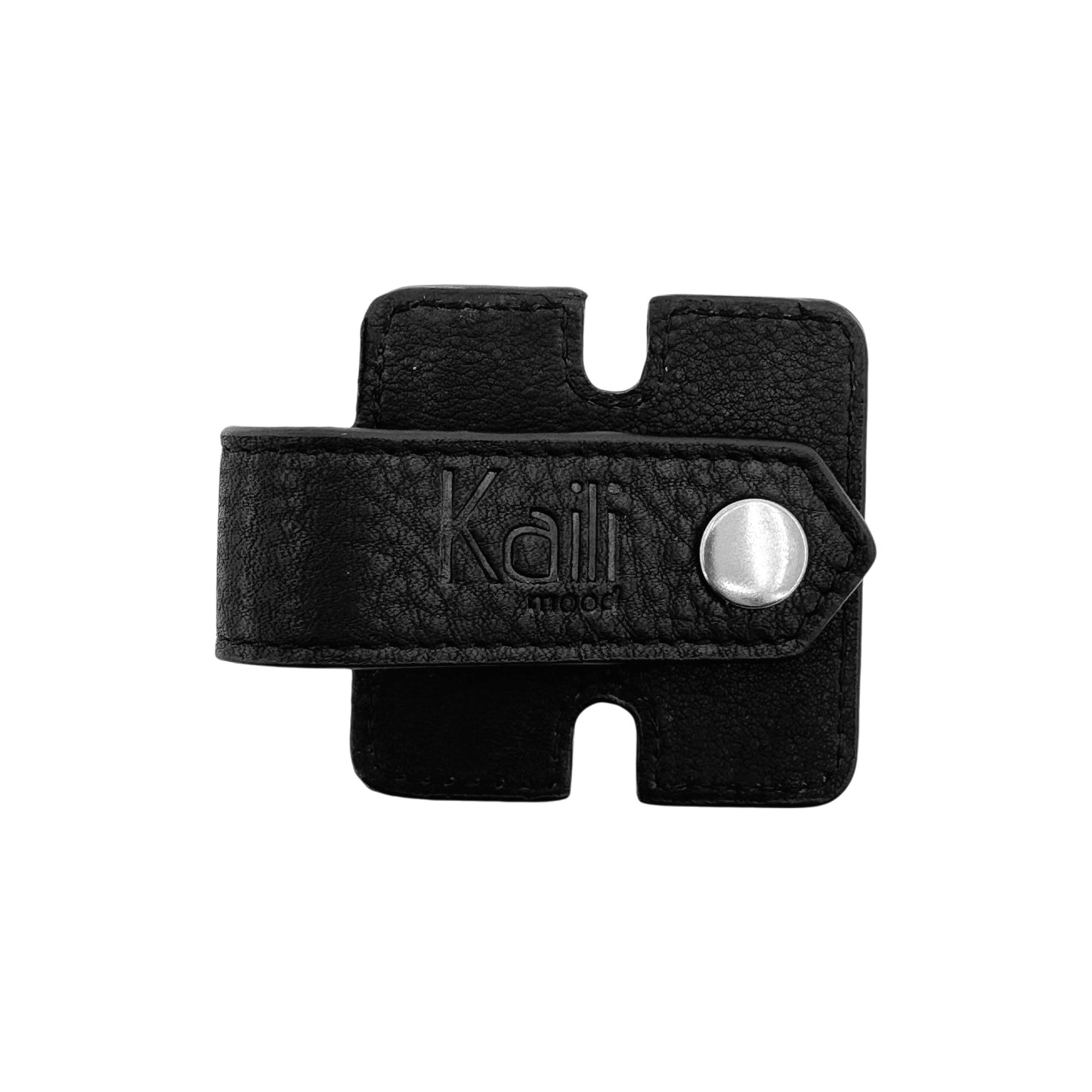 K0019AB | Tambur de cablu din piele naturală cu granulație ușoară. Culoare neagră. Închidere cu nasturi cu capse. Dimensiuni când este închis: 6x6x1 cm. Ambalare: Cutie cadou cu fund rigid/capac