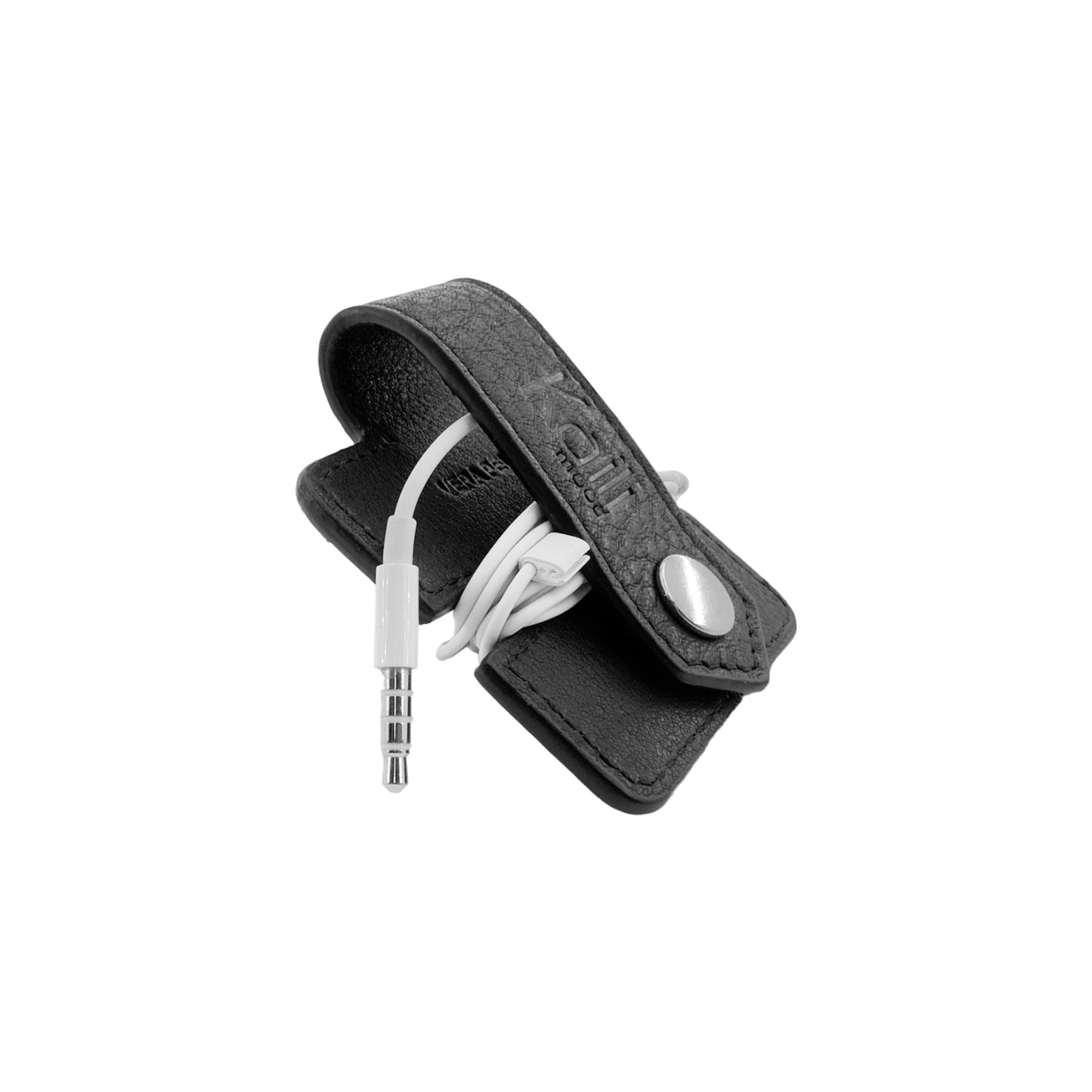 K0019AB | Tambur de cablu din piele naturală cu granulație ușoară. Culoare neagră. Închidere cu nasturi cu capse. Dimensiuni când este închis: 6x6x1 cm. Ambalare: Cutie cadou cu fund rigid/capac