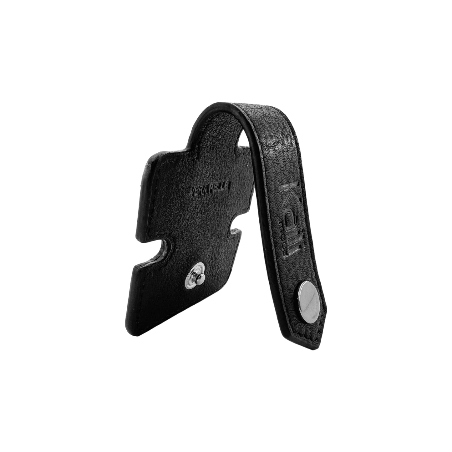 K0019AB | Tambur de cablu din piele naturală cu granulație ușoară. Culoare neagră. Închidere cu nasturi cu capse. Dimensiuni când este închis: 6x6x1 cm. Ambalare: Cutie cadou cu fund rigid/capac