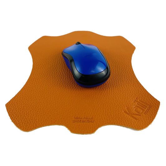 K0001LB | Mouse pad Fabricat în Italia din piele naturală naturală, granulație dolar - Culoare portocalie - Dimensiuni: 20 x 23 cm - Ambalare: geantă tubulară TNT