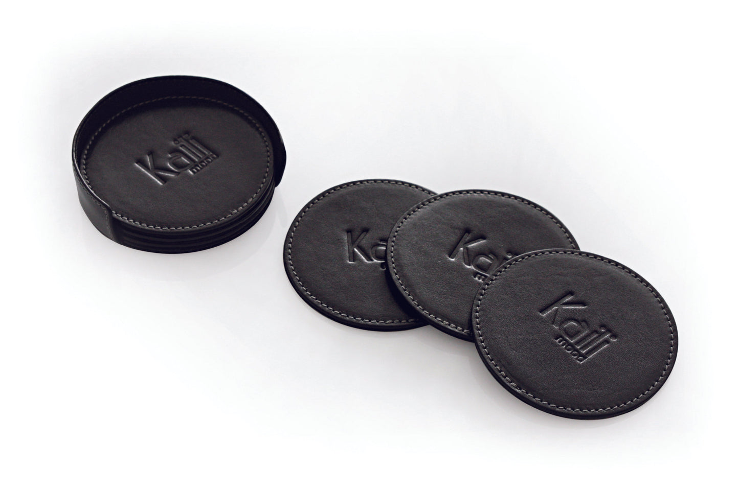 K0007AB | Set de suporturi din sticlă din 6 piese din piele naturală netedă, cu granulație integrală. Dimensiunile suporturilor: ø 9 cm, Dimensiunile suporturilor: ø 9 x 3,0 cm. Ambalare: Geantă TNT