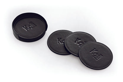K0007AB | Set de suporturi din sticlă din 6 piese din piele naturală netedă, cu granulație integrală. Dimensiunile suporturilor: ø 9 cm, Dimensiunile suporturilor: ø 9 x 3,0 cm. Ambalare: Geantă TNT