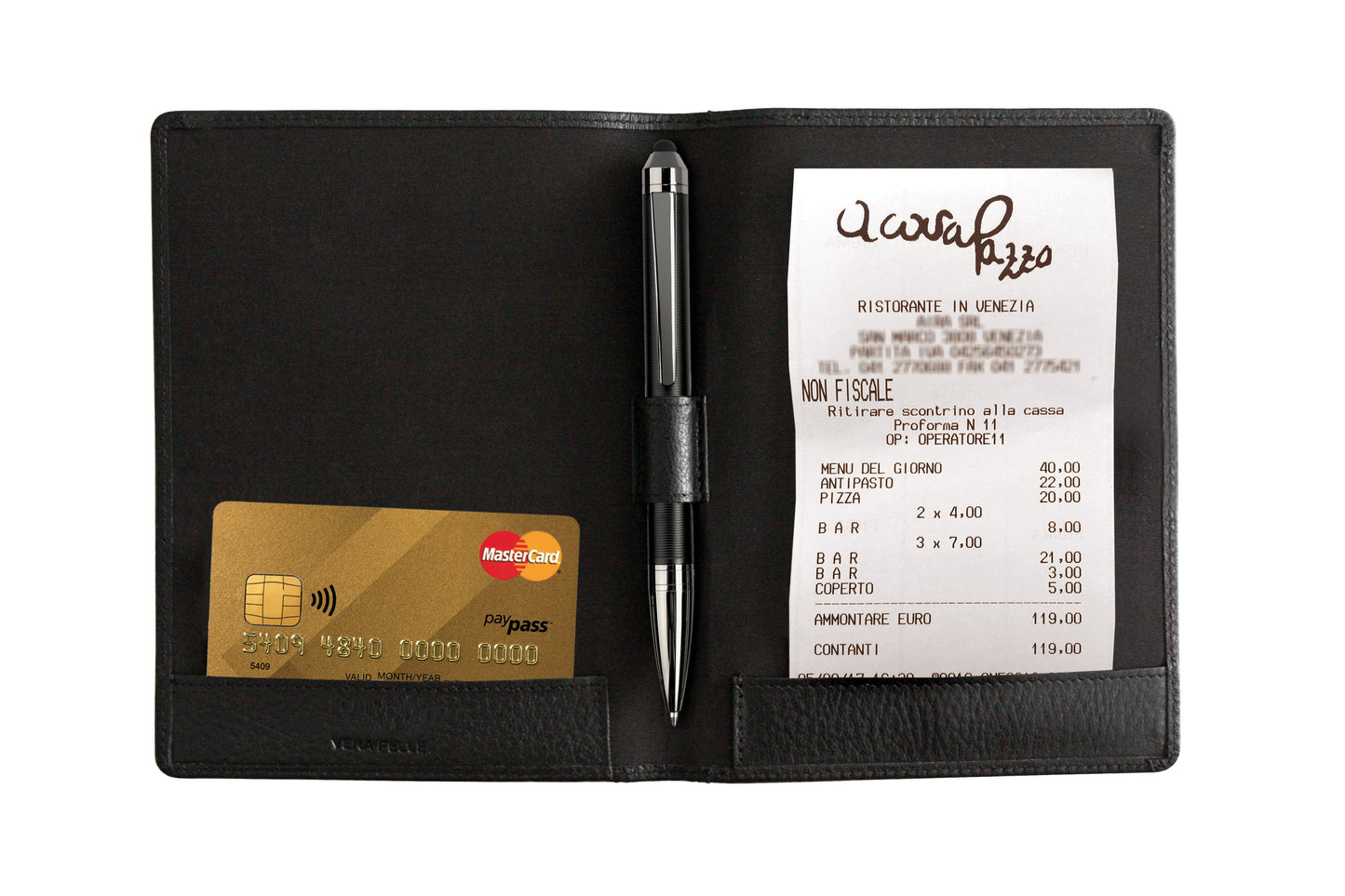 K0008AB | Suport pentru bancnote din piele naturală, granulație de dolar. Mini sloturi interne și slot pentru suport pentru stilou. Culoare neagră. Dimensiuni: 12 x 16 x 1 cm. Ambalare: Geantă TNT