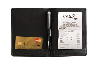 K0008AB | Suport pentru bancnote din piele naturală, granulație de dolar. Mini sloturi interne și slot pentru suport pentru stilou. Culoare neagră. Dimensiuni: 12 x 16 x 1 cm. Ambalare: Geantă TNT