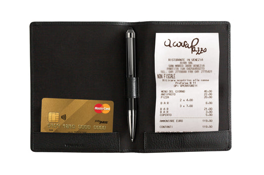 K0008AB | Suport pentru bancnote din piele naturală, granulație de dolar. Mini sloturi interne și slot pentru suport pentru stilou. Culoare neagră. Dimensiuni: 12 x 16 x 1 cm. Ambalare: Geantă TNT