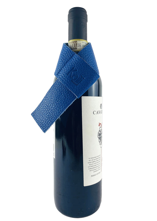 K0010DB | Tavă de scurgere pentru sticle Fabricat în Italia din piele naturală naturală, granulație dolar - culoare albastră. Dimensiuni: 27 x 4 x 0,5 cm. Ambalare: Cutie cadou cu fund rigid/capac