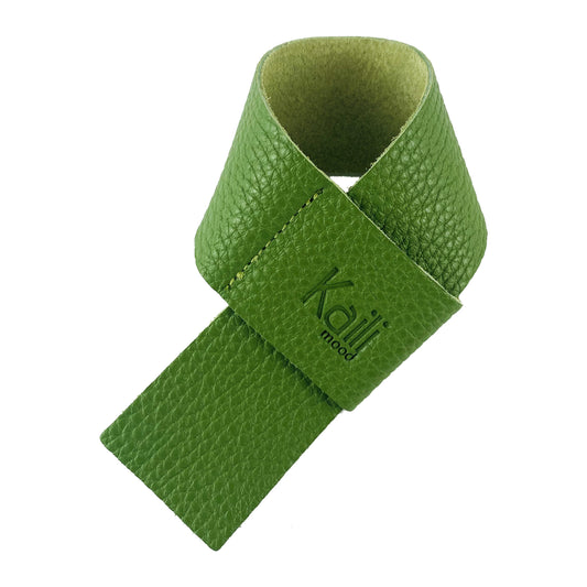 K0010EB | Tavă de scurgere pentru sticle Fabricat în Italia din piele naturală, granulație de dolar - culoare verde. Dimensiuni: 27 x 4 x 0,5 cm. Ambalare: Cutie cadou cu fund rigid/capac