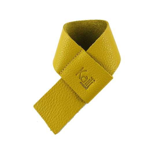 K0010RB | Tavă de scurgere pentru sticle Fabricat în Italia din piele naturală naturală, granulație de dolar - culoare galbenă. Dimensiuni: 27 x 4 x 0,5 cm. Ambalare: Cutie cadou cu fund rigid/capac