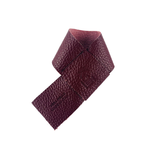 K0010XB | Tavă de scurgere pentru sticle Fabricat în Italia din piele naturală naturală, granulație dolar - culoare Bordeaux. Dimensiuni: 27 x 4 x 0,5 cm. Ambalare: Cutie cadou cu fund rigid/capac