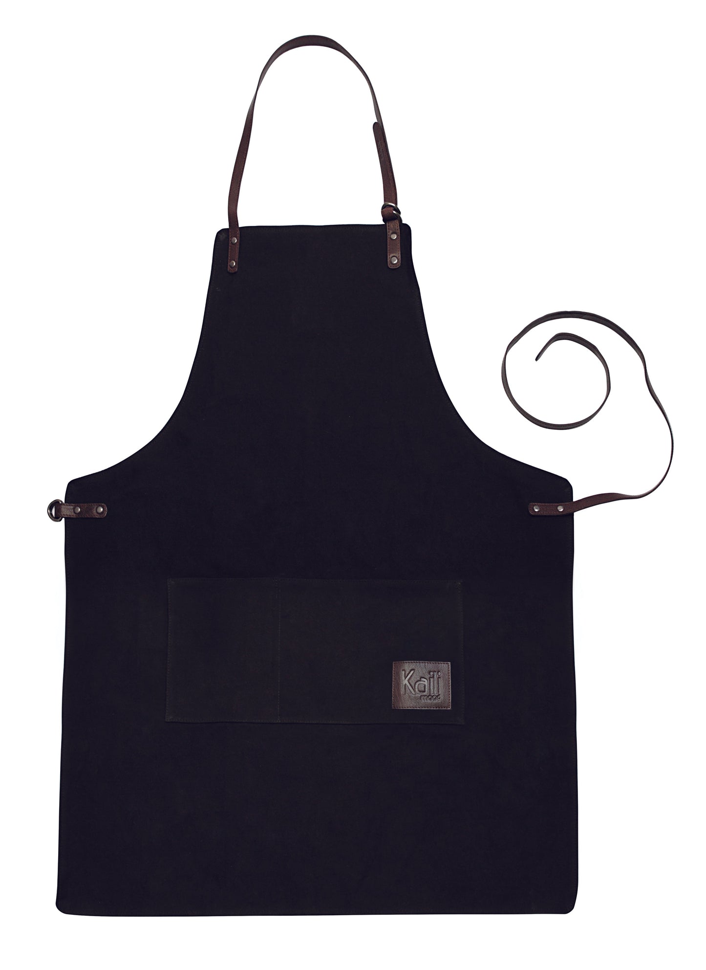 K0015AB | Șorț de lucru din pânză/piele naturală naturală, volant. Culoare negru/maro închis. Accesorii din nichel antic. Dimensiuni: 70 x 90 x 0,5 cm. Ambalare: Polybag