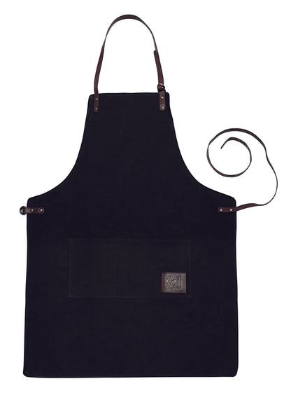 K0015AB | Șorț de lucru din pânză/piele naturală naturală, volant. Culoare negru/maro închis. Accesorii din nichel antic. Dimensiuni: 70 x 90 x 0,5 cm. Ambalare: Polybag