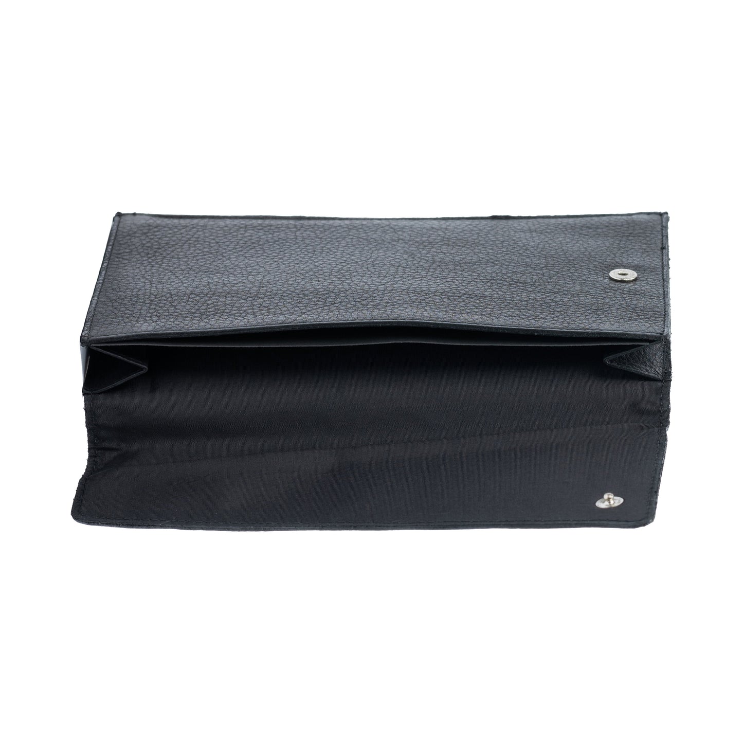 K0018AB | Suport pentru documente auto și motocicletă din piele naturală cu granulație ușoară. Culoare neagră. Închidere cu nasturi cu capse. Dimensiuni: 19 x 13 x 1 cm. Ambalare: Geantă TNT