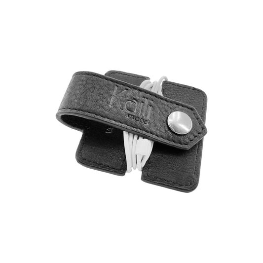 K0019AB | Tambur de cablu din piele naturală cu granulație ușoară. Culoare neagră. Închidere cu nasturi cu capse. Dimensiuni când este închis: 6x6x1 cm. Ambalare: Cutie cadou cu fund rigid/capac