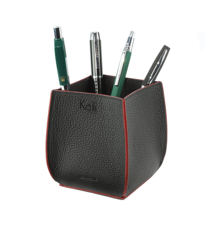 K0032AB | Suport pentru stilou de birou din piele naturală, granulație integrală, granulație de dolar. Culoare neagră cu margini roșii. Dimensiuni: 8,5 x 8,5 x 12 cm. Ambalare: Cutie cadou inferioară/capac