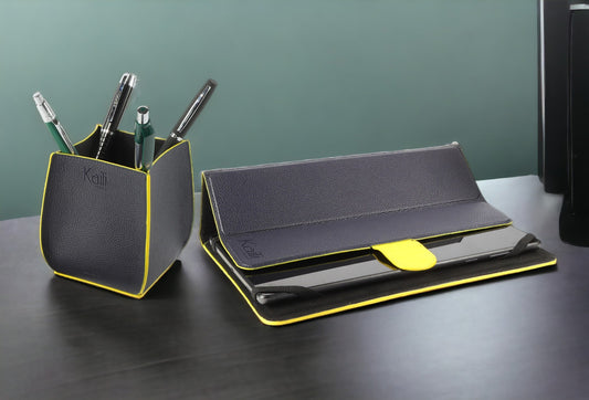 K0032DB | Suport pentru stilou de birou din piele naturală, granulație integrală, granulație de dolar. Culoare albastră cu margini galbene. Dimensiuni: 8,5 x 8,5 x 12 cm. Ambalare: Cutie cadou inferioară/capac