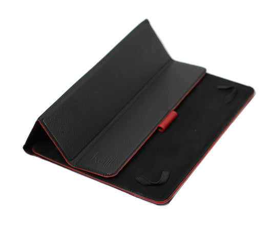 K0033AB | Husă pentru tabletă din piele naturală, granulație completă, granulație de dolar. Col.Black cu margini roșii. Închidere cu urechi contrastante. Dimensiuni: 19,5 x 25,2 x 1 cm. Ambalare: Geantă TNT