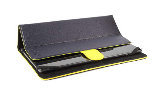 K0033DB | Husă pentru tabletă din piele naturală, granulație completă, granulație de dolar. Col.Blue cu margini galbene. Închidere cu urechi contrastante. Dimensiuni: 19,5 x 25,2 x 1 cm. Ambalare: Geantă TNT