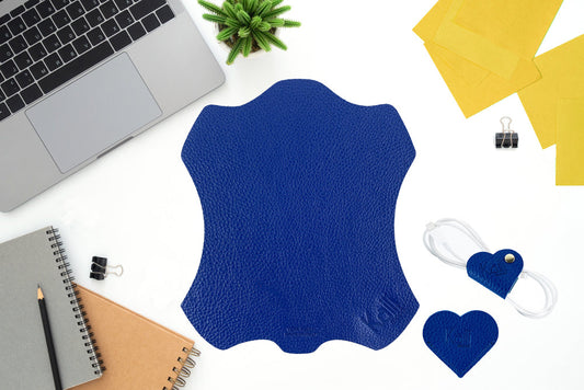 K0038DB | Marcaj cu inimă Fabricat în Italia din piele naturală naturală, granulație de dolar - Culoare albastră - Dimensiuni: 6 x 5,5 x 0,5 cm - Ambalare: Cutie cadou cu fund rigid / capac