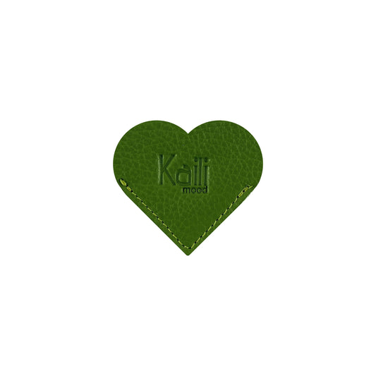 K0038EB | Semn de carte cu inimă Fabricat în Italia din piele naturală naturală, granulație de dolar - Culoare verde - Dimensiuni: 6 x 5,5 x 0,5 cm - Ambalare: Cutie cadou cu fund rigid / capac