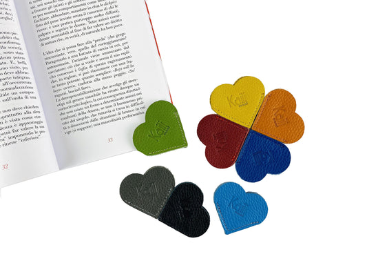 K0038OB | Semn de carte cu inimă Fabricat în Italia din piele naturală, granulație de dolar - Culoare albastru deschis - Dimensiuni: 6 x 5,5 x 0,5 cm - Ambalare: Cutie cadou cu fund rigid / capac