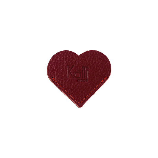 K0038VB | Marcaj cu inimă Fabricat în Italia din piele naturală naturală, granulație de dolar - Culoare roșie - Dimensiuni: 6 x 5,5 x 0,5 cm - Ambalare: Cutie cadou cu fund rigid / capac
