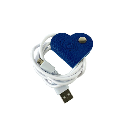 K0039DB | Înfășurător de cablu cu inimă Fabricat în Italia din piele naturală naturală, granulație de dolar - Culoare albastră - Dimensiuni: 5 x 8 x 0,5 cm - Ambalare: Cutie cadou cu fund rigid / capac