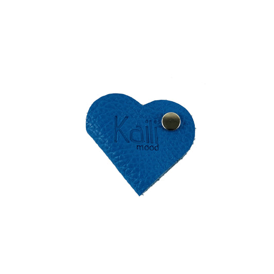 K0039OB | Înfășurător de cablu cu inimă Fabricat în Italia din piele naturală naturală, granulație de dolar - Culoare albastru deschis - Dimensiuni: 5 x 8 x 0,5 cm - Ambalare: Cutie cadou cu fund rigid / capac