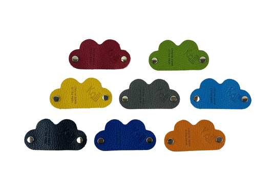 K0039VB | Bobină de cablu Fabricat în Italia din piele naturală, granulație de dolar - Culoare roșie - Dimensiuni: 5 x 8 x 0,5 cm - Ambalare: Cutie cadou cu fund rigid / capac