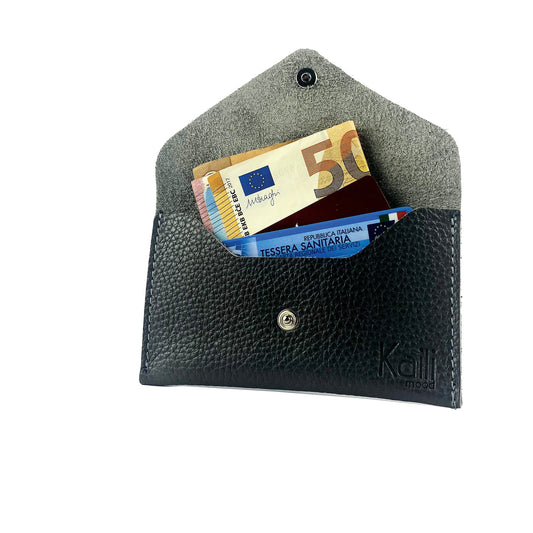 K0040AB | Plic cu clapetă Fabricat în Italia din piele naturală, granulație de dolar - Culoare neagră - Dimensiuni: 13 x 8 x 0,5 cm - Ambalare: Cutie cadou cu fund rigid / capac