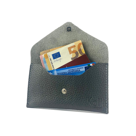 K0040FB | Plic cu clapetă Fabricat în Italia din piele naturală, granulație de dolar - Culoare gri - Dimensiuni: 13 x 8 x 0,5 cm - Ambalare: Cutie cadou cu fund rigid / capac