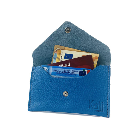 K0040OB | Plic cu clapetă Fabricat în Italia din piele naturală naturală, granulație de dolar - Culoare albastru deschis - Dimensiuni: 13 x 8 x 0,5 cm - Ambalare: Cutie cadou cu fund rigid / capac