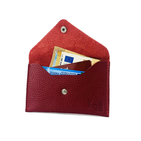 K0040VB | Plic cu clapetă Fabricat în Italia din piele naturală, granulație de dolar - Culoare roșie - Dimensiuni: 13 x 8 x 0,5 cm - Ambalare: Cutie cadou cu fund rigid / capac