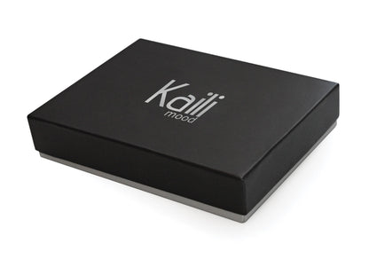 K10216AB | Suport pentru carduri de credit din piele naturală naturală, cu granulație ușoară. Culoare neagră. Buzunar central mare. Dimensiuni: 9,8 x 8 x 0,5 cm. Ambalare: Cutie cadou cu fund rigid/capac