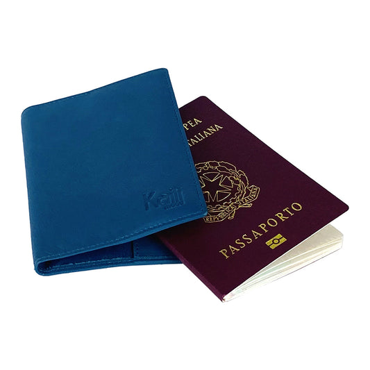 K10237MB | Husă pașaport din piele naturală naturală, cu granulație ușoară. Blugi albaștri de culoare. Dimensiuni când este închis: 10 x 14 x 1 cm - Ambalare: Cutie cadou cu fund rigid / capac