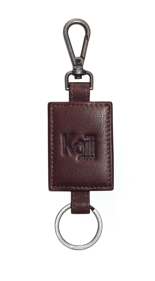 K10650BB | Breloc din piele naturală naturală, volant. Culoare maro închis. Accesorii din nichel antic. Dimensiuni totale: 4 x 15 x 0,5 cm. Ambalare: Cutie cadou cu fund rigid/capac